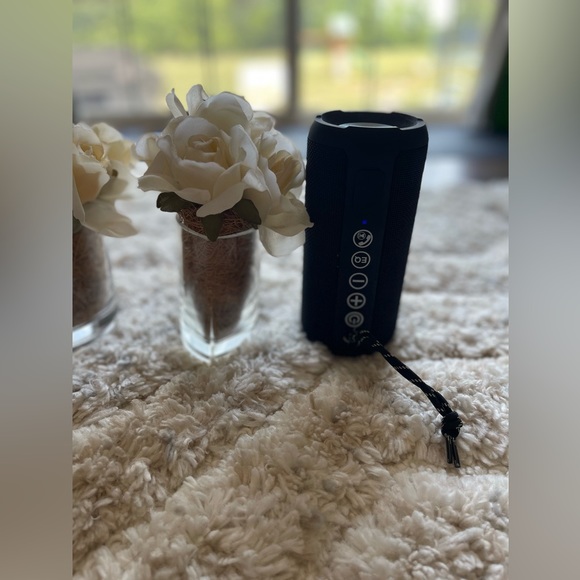 ⭐️ 2 fake floral glass vase arrangements. Not plastic. - Picture 6 of 9